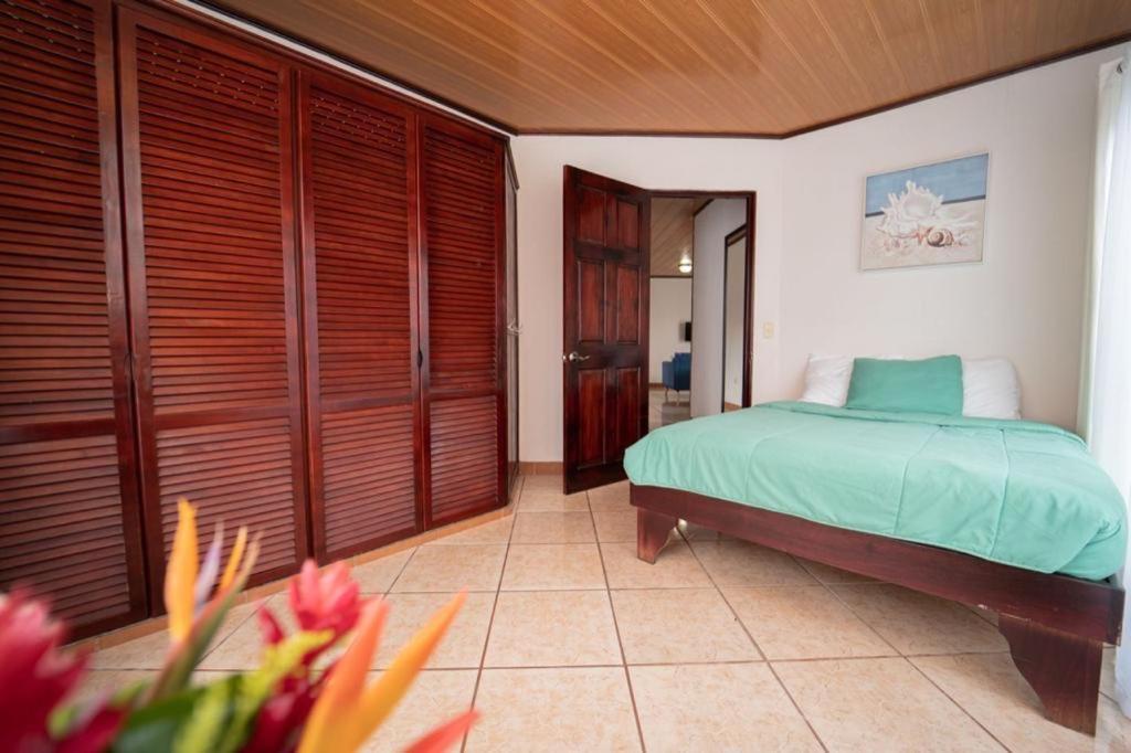Apartamentos Cristal Quepos Exterior foto