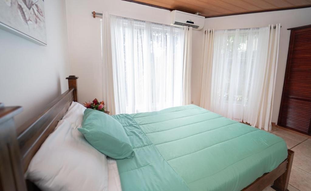Apartamentos Cristal Quepos Exterior foto
