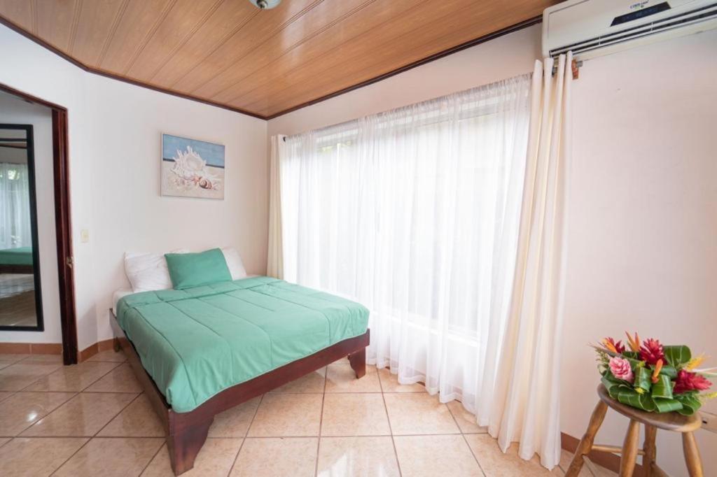 Apartamentos Cristal Quepos Exterior foto